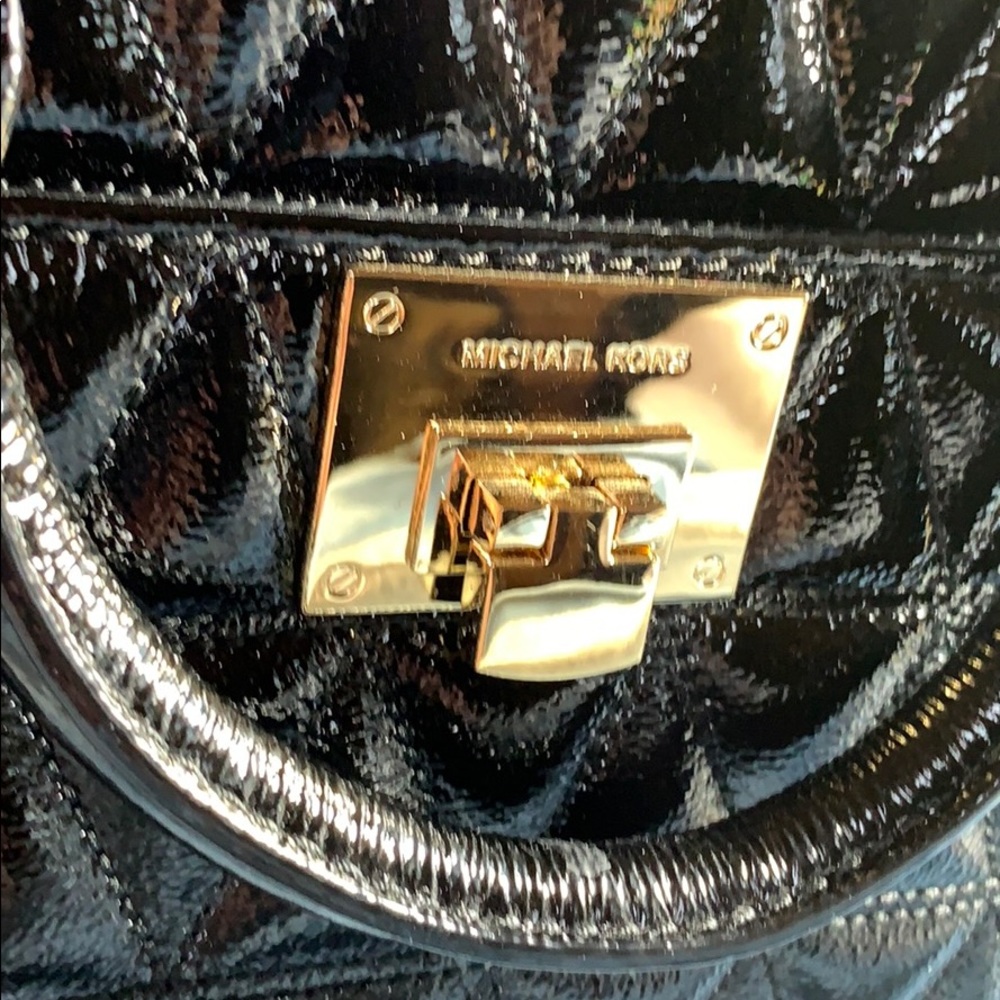 Michael Kors Vivianne Messenger black crossbody - Picture 2 of 8